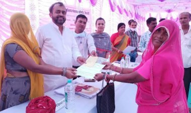 सिरोही में प्रशासन गांवों संग शिविर में विधायक लोढ़ा ने सुनी ग्रामीणों की परिवेदनाएं, वितरित किए 35 पट्टे