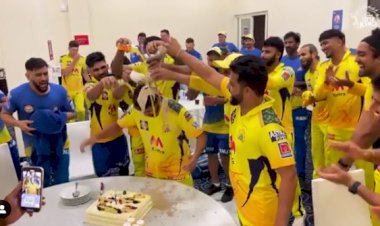 आईपीएल 2021 का खिताब जीतने के बाद चेन्नई सुपर किंग्स ने होटल में मनाया शार्दूल ठाकुर का जन्म दिन