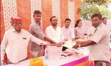 प्रशासन गांवों के संग शिविर में सिरोही विधायक लोढा ने मोहब्बत नगर और उथमण पंचायत में वितरित किए पट्टे