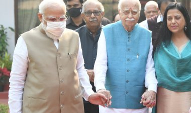 भाजपा के वरिष्ठ नेता लाल कृष्ण आडवाणी के 94वें जन्मदिन पर मोदी और वेंकैया नायडू ने कटवाया केक, सोशल मीडिया पर शेयर की तस्वीरें