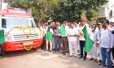 सिरोही जिला प्रभारी मंत्री प्रमोद जैन भाया और पानाचंद मेघवाल ने ब्लड डोनेशन वेन को दिखाई हरी झंडी
