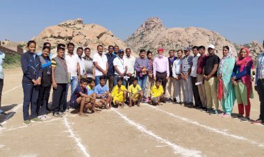 जालोर के भेटाला में चल रही 65वीं जिला स्तरीय खेलकूद प्रतियोगिता में खिलाड़ियों का हौसला बढ़ाने पहुंचे डीईओ