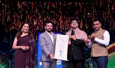 प्रसिद्ध गीतकार प्रसून जोशी को 'फिल्म पर्सनैलिटी ऑफ द ईयर' पुरस्कार से किया सम्मानित