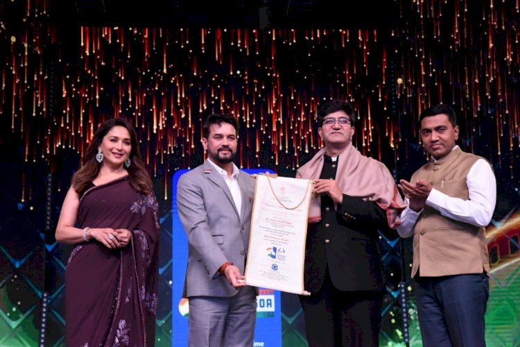 प्रसिद्ध गीतकार प्रसून जोशी को 'फिल्म पर्सनैलिटी ऑफ द ईयर' पुरस्कार से किया सम्मानित