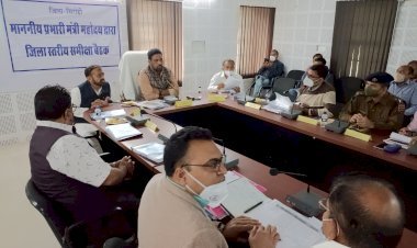 Sirohi जिला प्रभारी Mahendra Choudhary ने बजट घोषणा के साथ सरकार की फ्लैगशिप योजना के कार्यो की ली समीक्षा बैठक, ​अधिकारियों को दिए निर्देश
