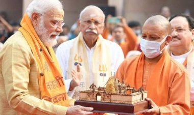 Prime Minister Narendra Modi ने वाराणसी में विश्वनाथ धाम का  किया लोकार्पण, मजदूरों के साथ किया भोजन और की पुष्पवर्षा