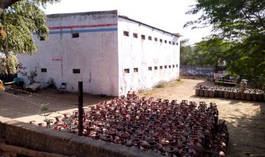 जहां धधकने वाले सिलैण्डरों का जमावड़ा, वहीं भविष्य संवारने के लिए किताबें खोल रही छात्राएं