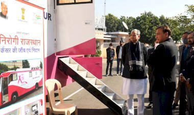 Chief Minister अशोक गहलोत ने राज्य की पहली कैंसर निदान वैन का किया अवलोकन