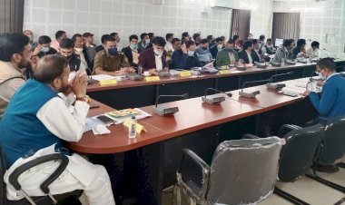 Sirohi district in-charge minister महेंद्र चौधरी ने फ्लैगशीप योजनाओं की समीक्षा बैठक में अधिकारियों को दिए निर्देश