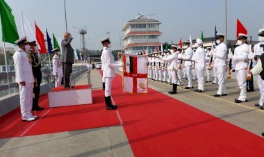 President Ram Nath Kovind ने एर्णाकुलम खाड़ी में नौसेना संचालन का देखा प्रदर्शन, कोविंद ने स्वदेशी विमान वाहक पोत विक्रांत का किया दौरा