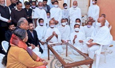 Chief Minister's Residence पर अशोक गहलोत ने आचार्य महाश्रमण से लिया आशीर्वाद, आचार्य ने गहलोत से की आध्यात्मिक चर्चा