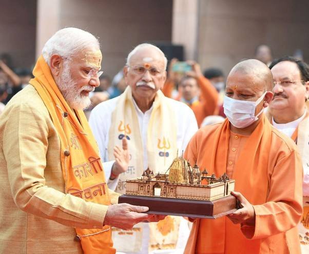 Prime Minister Narendra Modi ने वाराणसी में विश्वनाथ धाम का  किया लोकार्पण, मजदूरों के साथ किया भोजन और की पुष्पवर्षा