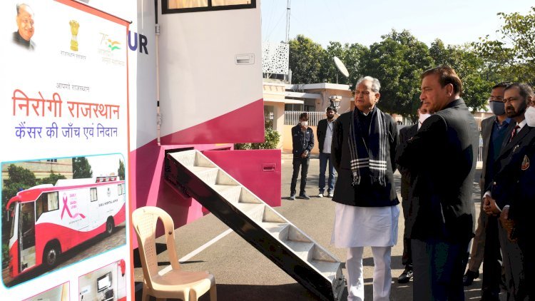 Chief Minister अशोक गहलोत ने राज्य की पहली कैंसर निदान वैन का किया अवलोकन