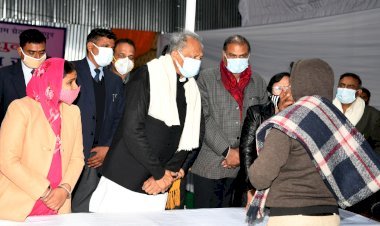 New Year पर CM Ashok Gehlot ने जरूरतमंदों को बांटे कंबल, रैन बसेरे का किा दौरा, नाइट ड्यूटी पर तैनात जवानों से की बातचीत