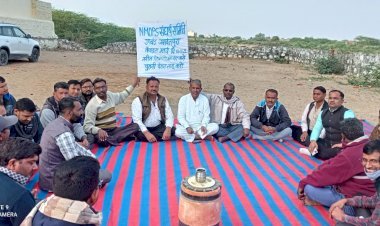 Jalore के जसवंतपुरा ब्लॉक के सरकारी कर्मचारियों ने नवीन पेंशन योजना का किया विरोध, सभा में एकजुटता की अपील, निकाला कैंडल मार्च