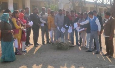 जालोर रामसीन के पुनककलां में एनपीएस अधिसूचना का विरोध, कर्मचारियों ने अधिसूचना का किया दहन