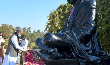 राष्ट्रपिता महात्मा गांधी की पुण्यतिथि पर श्रद्धांजलि सभा, बापू के आदर्श पथ पर चलने का आह्वान