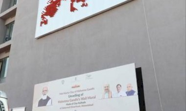 Gujarat में अहमदाबाद में साबरमती रिवरफ्रंट पर मिट्टी के कुल्हड़ों से राष्ट्रपिता महात्मा गांधी का तैयार किया भित्ति चित्र