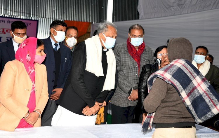 New Year पर CM Ashok Gehlot ने जरूरतमंदों को बांटे कंबल, रैन बसेरे का किा दौरा, नाइट ड्यूटी पर तैनात जवानों से की बातचीत