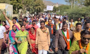 जयपुर में रीट परीक्षा की सीबीआई जांच की मांग पर प्रदर्शन कर रही भाजपा पर लाठीचार्ज का विरोध सिरोही में