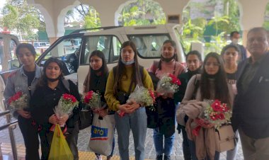 यूक्रेन से आईं राजस्थानी छात्राएँ फ़्लाइट से जयपुर पहुंची, सीएम गहलोत को दिया धन्यवाद, सीएम ने सुरक्षित घर पहुंचाने के दिए निर्देश