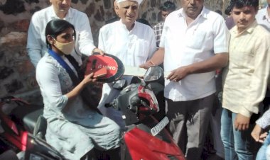 बाड़मेर के 72 दिव्यांगजनों को राज्य सरकार की ओर से  वन एवं पर्यावरण मंत्री हेमाराम चौधरी ने वितरित की स्कूटी