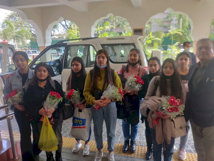 यूक्रेन से आईं राजस्थानी छात्राएँ फ़्लाइट से जयपुर पहुंची, सीएम गहलोत को दिया धन्यवाद, सीएम ने सुरक्षित घर पहुंचाने के दिए निर्देश