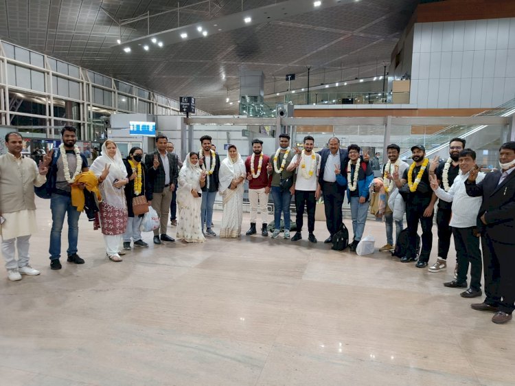यूक्रेन से दिल्ली एयरपोर्ट पहुंची 6 उड़ानों में राजस्थान के 47 विद्यार्थी शामिल, एयरपोर्ट पर 3 मंत्रियों सहित अधिकारियों ने की छात्रों की अगवानी