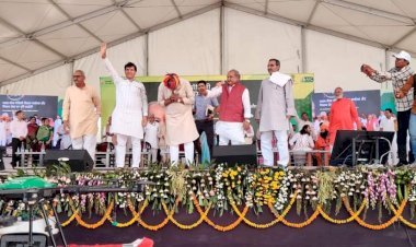 तिलवाड़ा पशु मेले में कृषि मंत्री द्वारा 'मेरी पॉलिसी मेरे हाथ' अभियान में फसल बीमा पालिसी वितरण