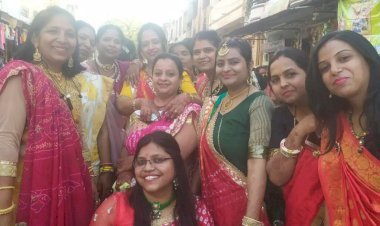 बैंड-बाजो के साथ निकली ईसर-गवर की सवारी, आकर्षक परिधानों में सजी महिलाएं-बालिकाएं, सवारी देखने उमड़े कस्बेवासी