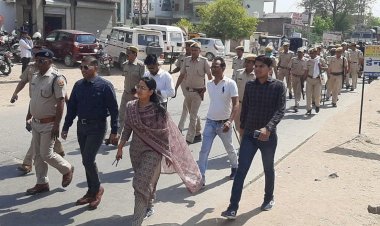 करौली में रैली पर पथराव के बाद अब रामनवमी पर प्रशासन सतर्क, हिंडोन एसडीएम और सीओ के नेतृत्व में निकाला फ्लैग मार्च