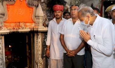 चैत्र नवरात्रा की अष्टमी पर बीकानेर करणी माता मंदिर पहुंचे मुख्यमंत्री अशोक गहलोत और कई मंत्री