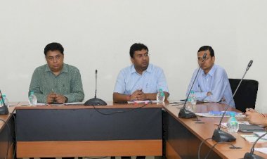 सरकार की फ्लैगशिप योजनाओं के बेहतर ​क्रियान्वयन के लिए अधिकारियों और कर्मचारियों को प्रो एक्टिव होकर करना होगा कार्य: जैन