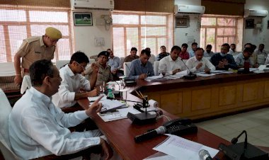 आमजन की समस्याओं के समाधान में लापरवाही बरतने पर पर्यटन मंत्री ने अधिकारियों को दी जिला बदल की चेतावनी