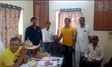 वार्ड पंच की रेट एक लाख हो गई है, बड़े साहब से सेटिंग करके प्रकरणों में नाम निकलवाने का झांसा