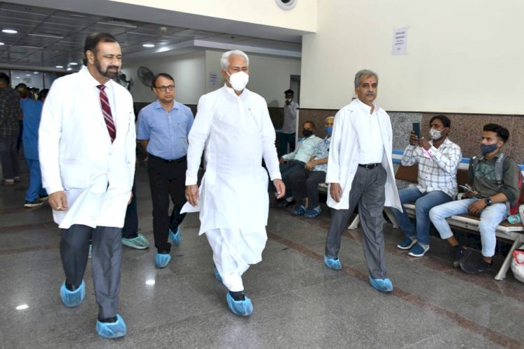 ​चिकित्सा मंत्री मीणा का एसएमएस अस्पताल में फिर दौरा, आमजन के लिए चिकित्सा सुविधाओं को बताया प्राथमिकता