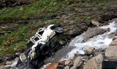 कुल्लू में भीषण हादसा, दिल्ली के पर्यटकों की कार खाई में गिरी, 4 लोगों की मौत, 3 को बचाया गया