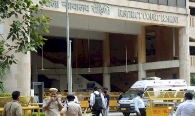 दिल्ली के रोहिणी कोर्ट में आग लगने से हड़कंप, दमकल विभाग की गाड़ियां मौके पर