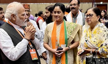 वसुंधरा राजे से पीएम मोदी ने जाने पुत्रवधू निहारिका के हालचाल, कहा- आप चिंता न करें