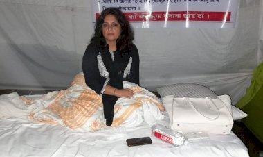 रात में जागा प्रशासन, लिखित में आश्वासन देकर महिला व्यवसाई का अनशन तुड़वाया