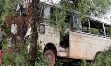 नागौर में ट्रक से टकराकर पलटी बस, 3 की मौत दो दर्जन घायल 