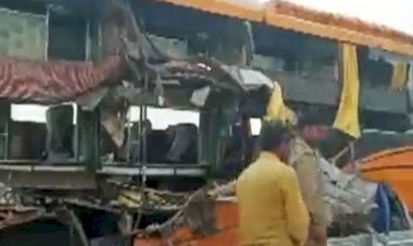 बाराबंकी में डबल डेकर बस को ट्रक ने मारी टक्कर, 4 की मौत, दो दर्जन घायल