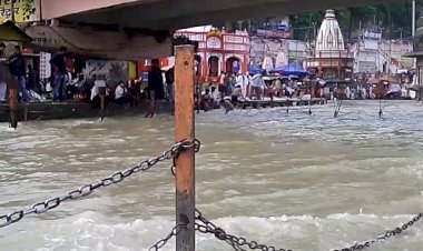 गंगा-यमुना-सरयू खतरे के निशान पर, कई घाट डूबे, दुकानदारों और पुजारी ने समेटा सामान