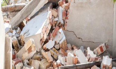 निर्माणाधीन मकान की दीवार गिरी, 2 स्कूली बच्चों की मौत, चार घायल