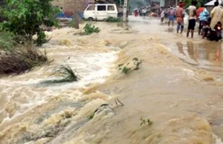 झालावाड़ में पौने 4 इंच बारिश, टापू में तब्दील हुआ तहसील कार्यालय, छतों पर चढ़े लोग