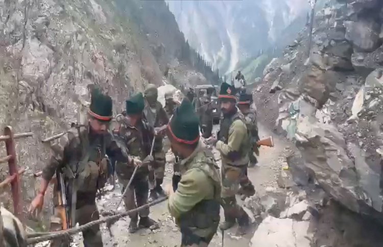 भारतीय सेना का साहस भरा वीडियो, पहाड़ों पर खींचकर ले जा रहे बचाव उपकरण 