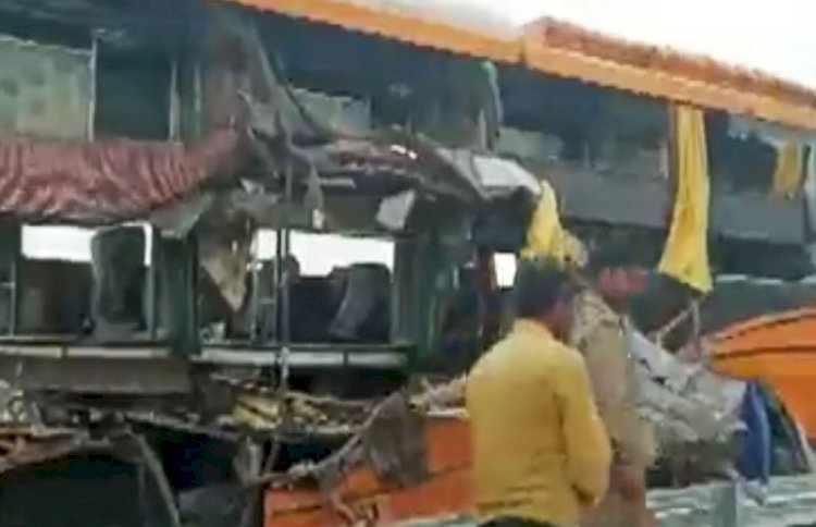 बाराबंकी में भीषण बस दुर्घटना में 6 लोगों की मौत, कई सवारियां घायल, गंभीर लखनऊ रेफर
