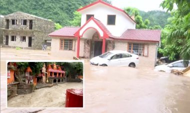 देवभूमि उत्तराखंड में बादल फटने से हाहाकार! नदियां उफान पर, लोगों को निकाला जा रहा, ऋषिकेश-देहरादून हाईवे सड़क बही