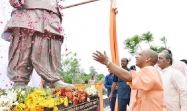 CM योगी आदित्यनाथ ने कल्याण सिंह की प्रतिमा का अनावरण किया