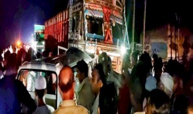 यूपी में ट्रक ने वैन को मारी टक्कर, 6 की मौत